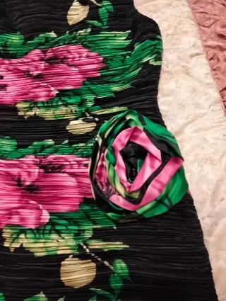 Vestido aplicado con dibujo de flores.