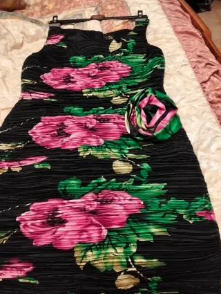 Vestido aplicado con dibujo de flores.