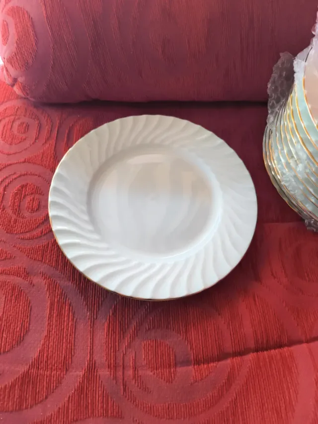 Jogo de louça de porcelana com borda dourada, 12 peças