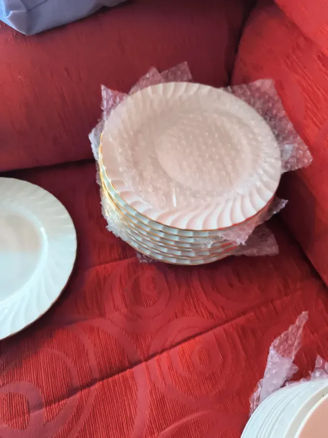 Jogo de louça de porcelana com borda dourada, 12 peças