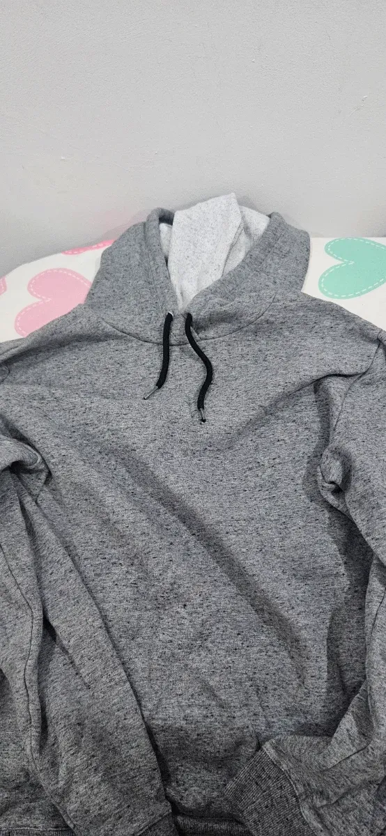 Sudadera gris con cordones