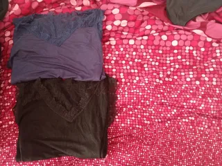 2 Camisetas de encaje negro y azul