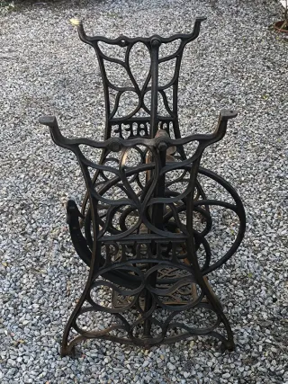 Pie de máquina de coser antiguo