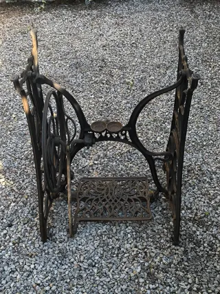 Pie de máquina de coser antiguo