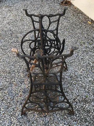 Pie de máquina de coser antiguo