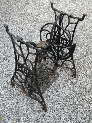 Pie de máquina de coser antiguo