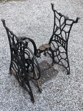 Pie de máquina de coser antiguo