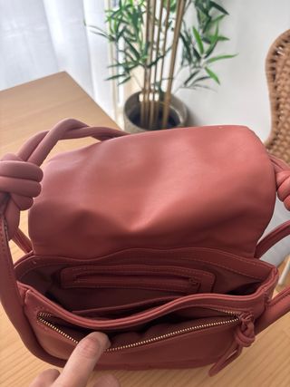 Bolso de mano rosa con nudo