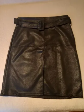 Falda efecto piel con cinturón