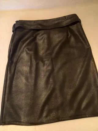 Falda efecto piel con cinturón