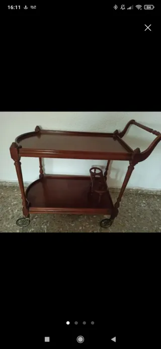 Camarera de madera con ruedas