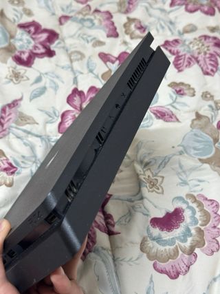 Consola PS4 con 2 mandos y 5 juegos