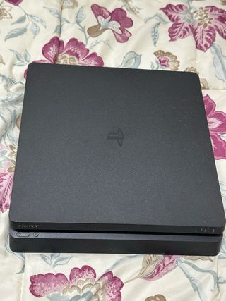 Consola PS4 con 2 mandos y 5 juegos