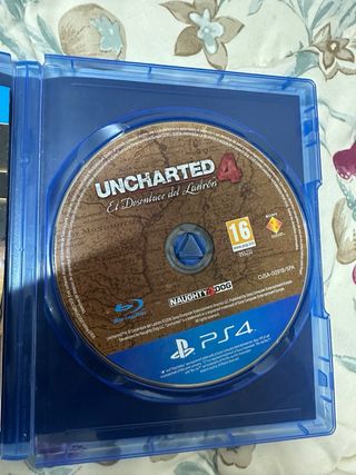 Consola PS4 con 2 mandos y 5 juegos