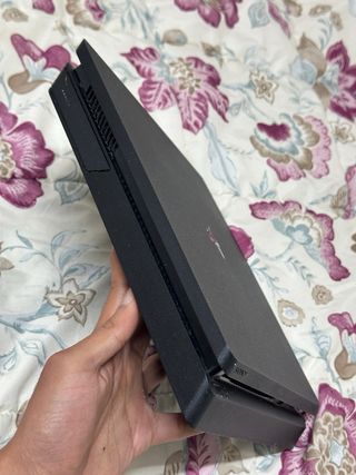 Consola PS4 con 2 mandos y 5 juegos