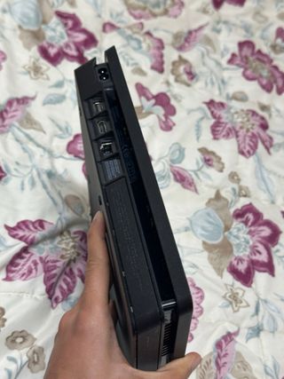 Consola PS4 con 2 mandos y 5 juegos