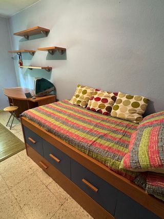 Dormitorio juvenil con cajones.El ordenador NO