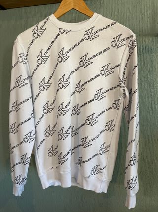 Sudadera blanca de cuello redondo