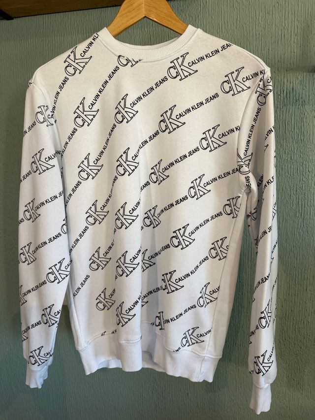 Sudadera blanca de cuello redondo