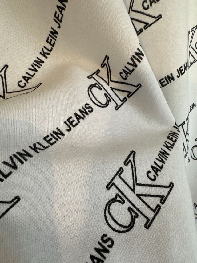 Sudadera blanca de cuello redondo