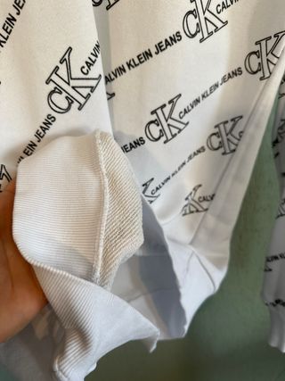 Sudadera blanca de cuello redondo