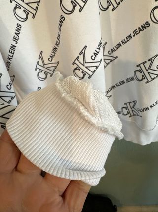 Sudadera blanca de cuello redondo