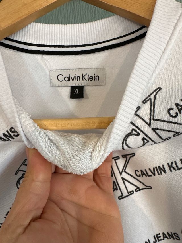 Sudadera blanca de cuello redondo