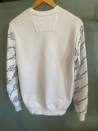 Sudadera blanca de cuello redondo