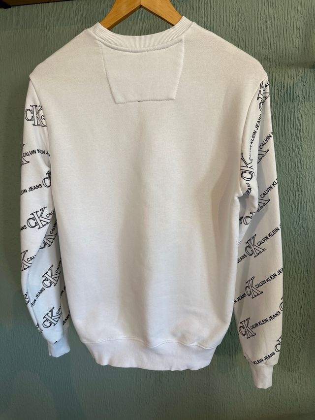 Sudadera blanca de cuello redondo
