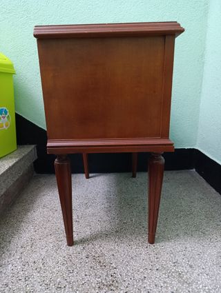 Mueble de madera antiguo con cajones
