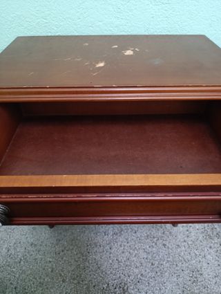 Mueble de madera antiguo con cajones