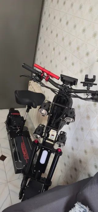 Patinete eléctrico con batería litio y luces LED