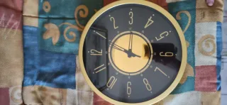 Reloj de pared negro y dorado