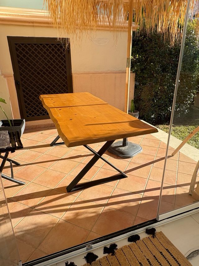 Tavolo da pranzo in legno di rovere e gambe in acciaio nero