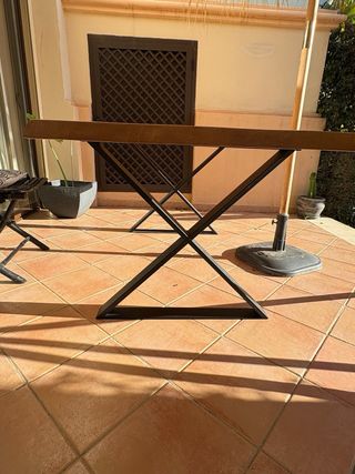 Tavolo da pranzo in legno di rovere e gambe in acciaio nero