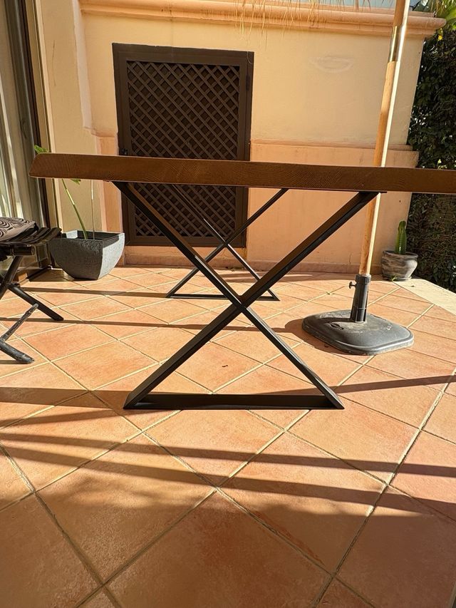 Tavolo da pranzo in legno di rovere e gambe in acciaio nero