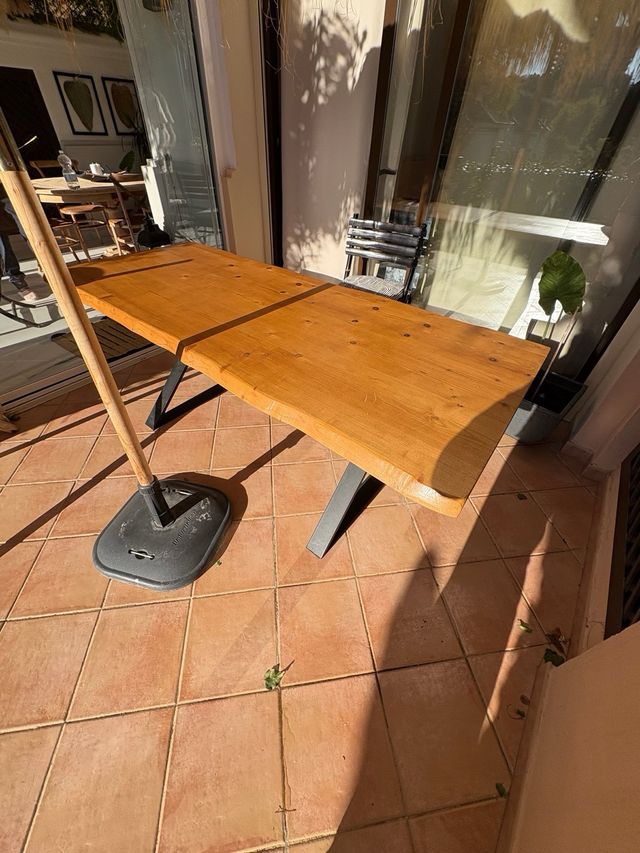 Tavolo da pranzo in legno di rovere e gambe in acciaio nero