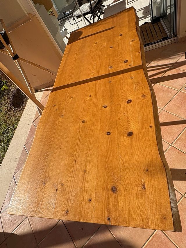 Tavolo da pranzo in legno di rovere e gambe in acciaio nero