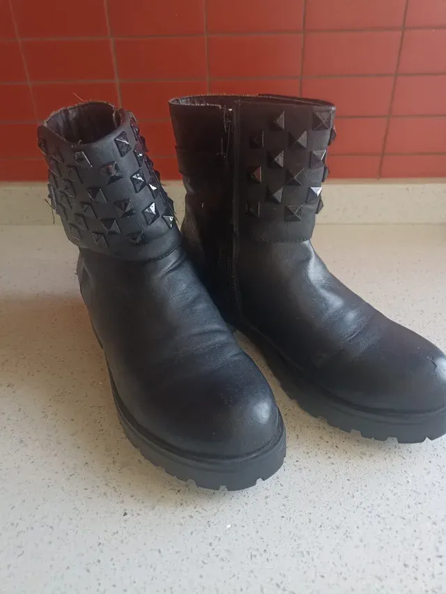 Botas negras tachuelas piel T34