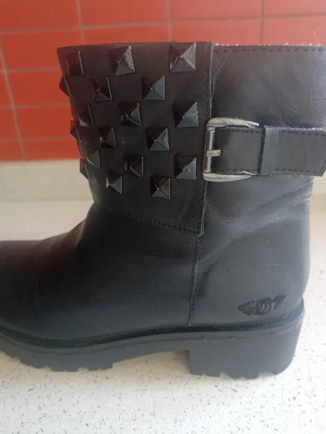 Botas negras tachuelas piel T34