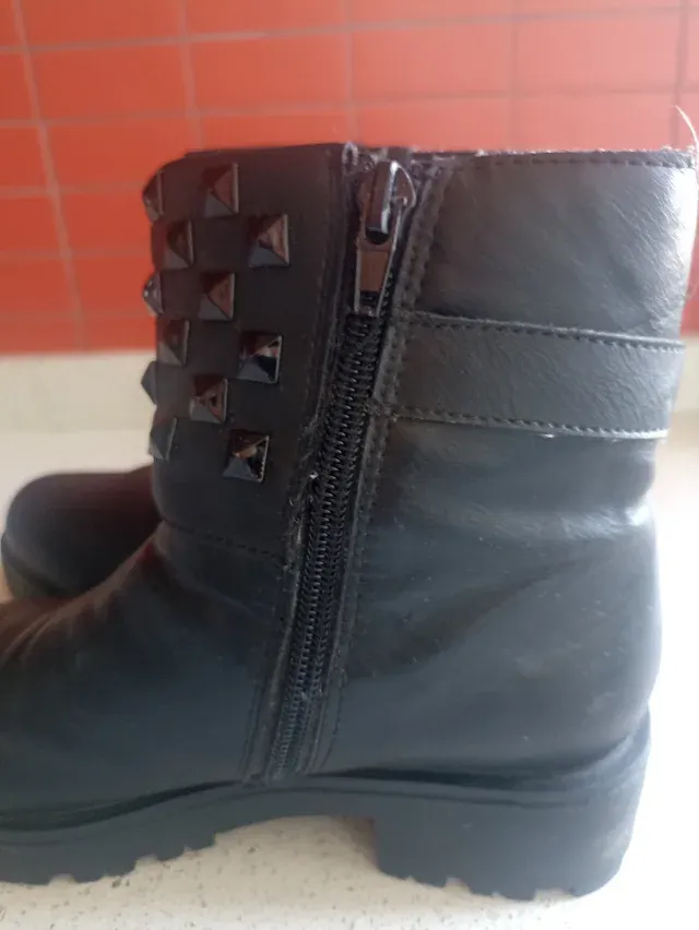 Botas negras tachuelas piel T34