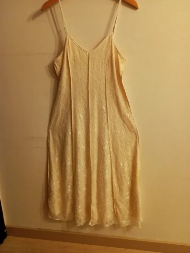 Vestido romántico blonda beige