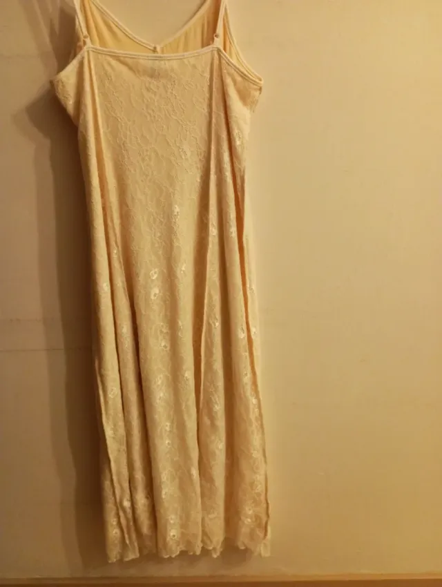 Vestido romántico blonda beige
