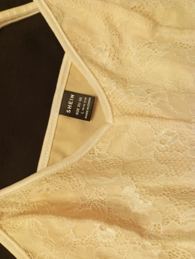 Vestido romántico blonda beige