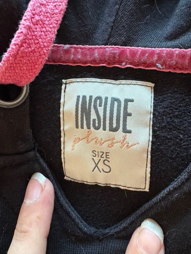 Sudadera Inside Negra Corazones Rosa