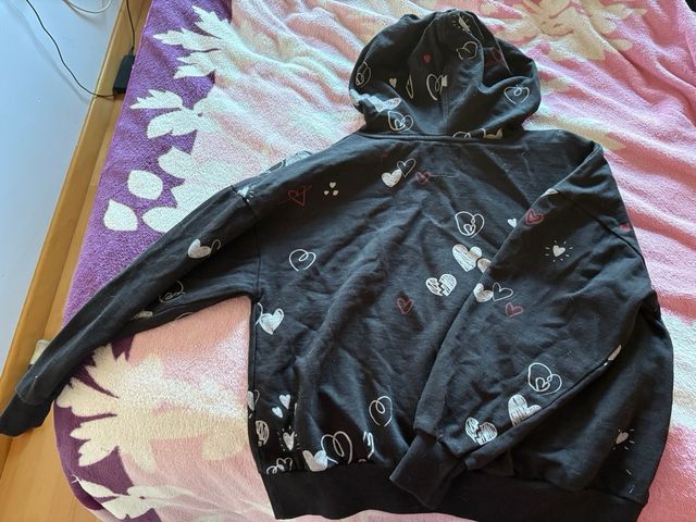 Sudadera Inside Negra Corazones Rosa