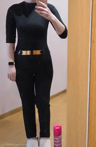 Mono negro con cinturón dorado