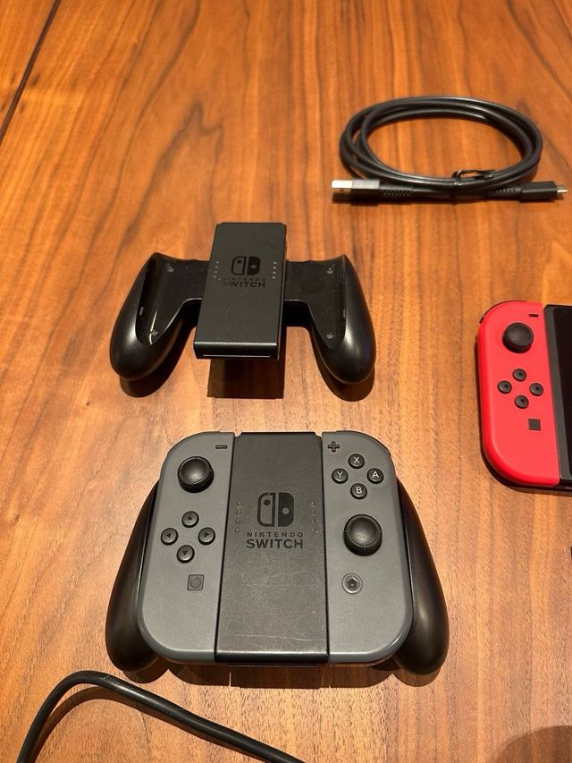 Nintendo Switch + Mando PRO + 4 Joycons