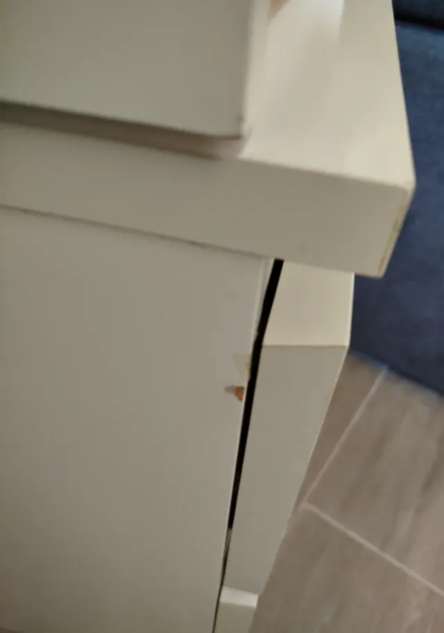 Comodino Malm, faccio foto dei marchi