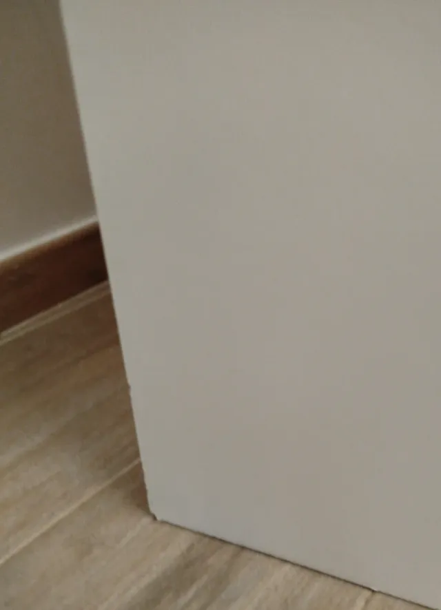 Comodino Malm, faccio foto dei marchi